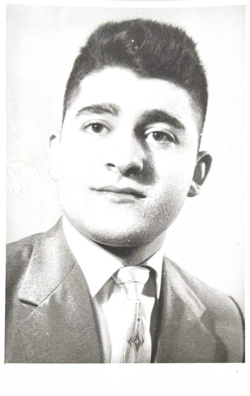 Retrato em preto e branco de Moussa Tobias jovem, de terno e gravata